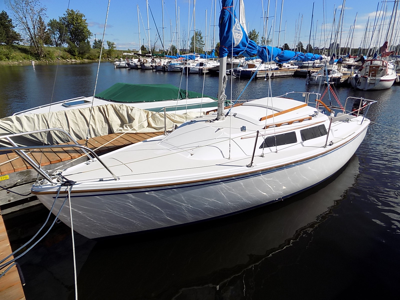 Catalina 22 keel daysailer under sail