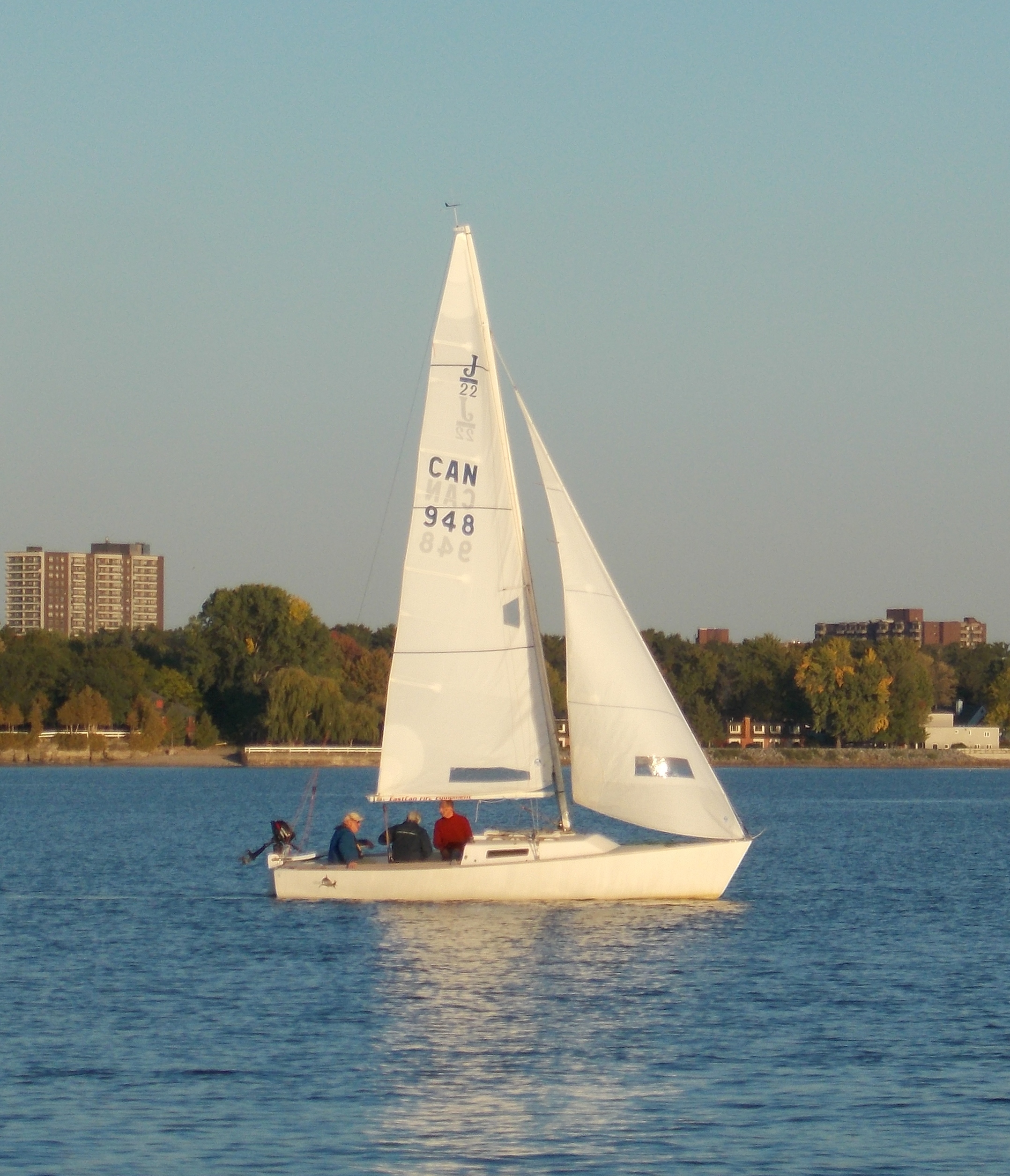 J/22 Bermuda-rigged sloop sailing on flat water